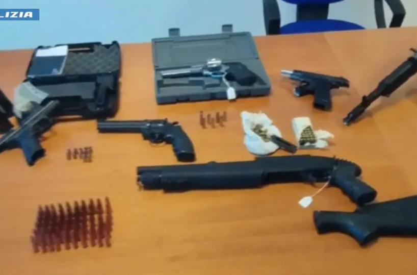 Arrestato latitante nel siracusano, aveva arsenale nel covo