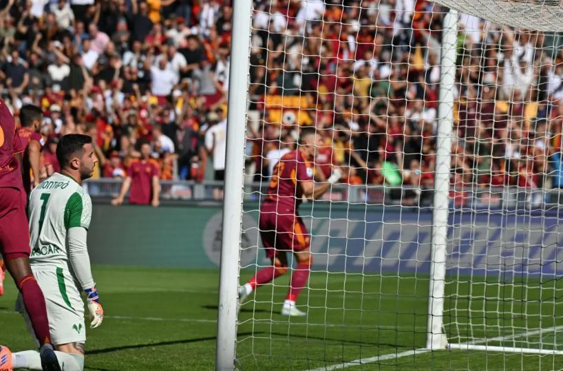 Dovbyk e Soulè piegano un buon Verona, sorride la Roma