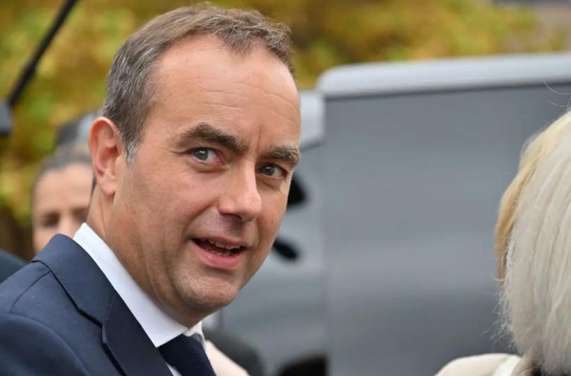 Francia, lascia il primo ministro Lecornu. Macron accetta le dimissioni
