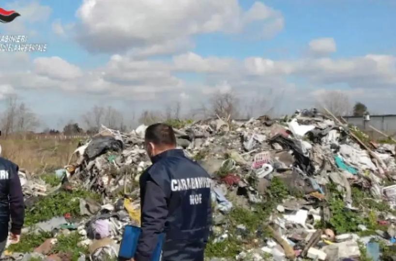 Rifiuti pericolosi, Carabinieri Noe sequestrano discarica abusiva di 1000 mq