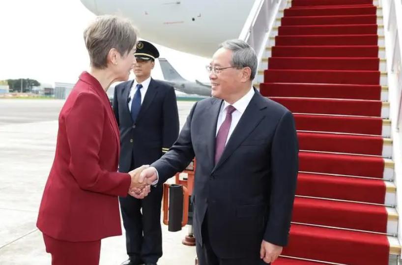 Premier cinese arriva a Singapore per una visita ufficiale