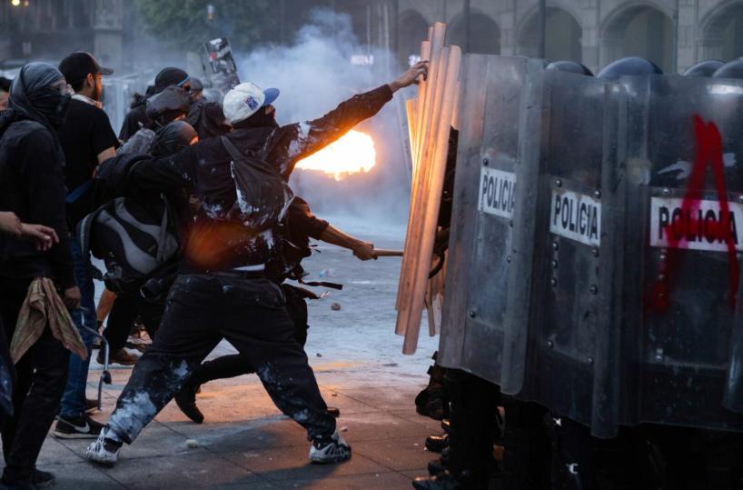Scontri in Messico durante protesta “Generazione Z”, feriti e arresti