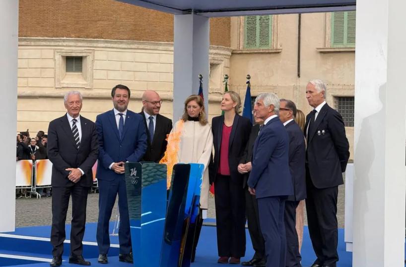 Mattarella accende il braciere di Milano-Cortina 2026