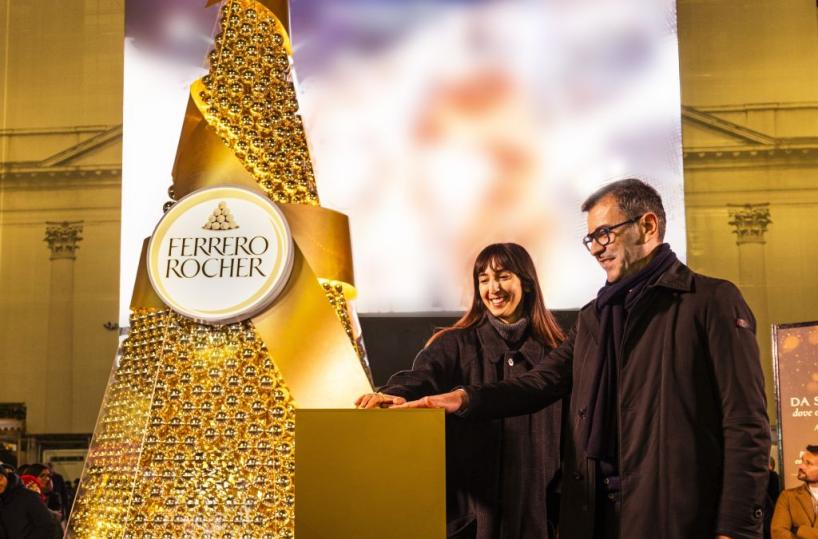 Ferrero Rocher illumina il Natale di Milano, piramide dorata a Piazza San Carlo