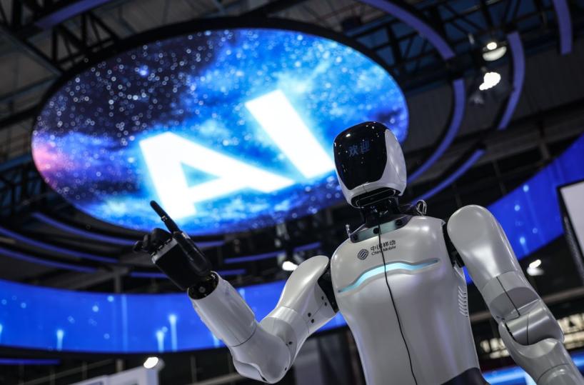 Cina, l&rsquo;industria dell&rsquo;intelligenza artificiale supera 1000 mld di yuan nel 2025