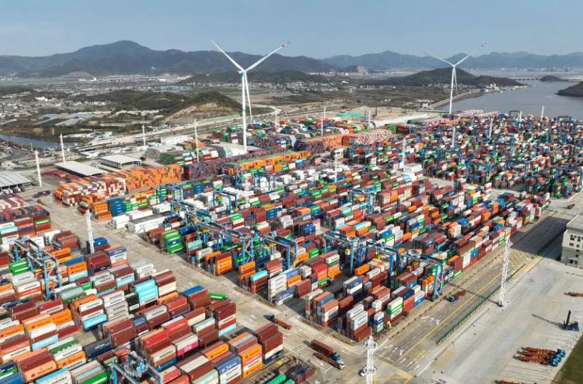 Cina, 1,4 mld tonnellate di merci gestite dal porto Ningbo-Zhoushan nel 2025