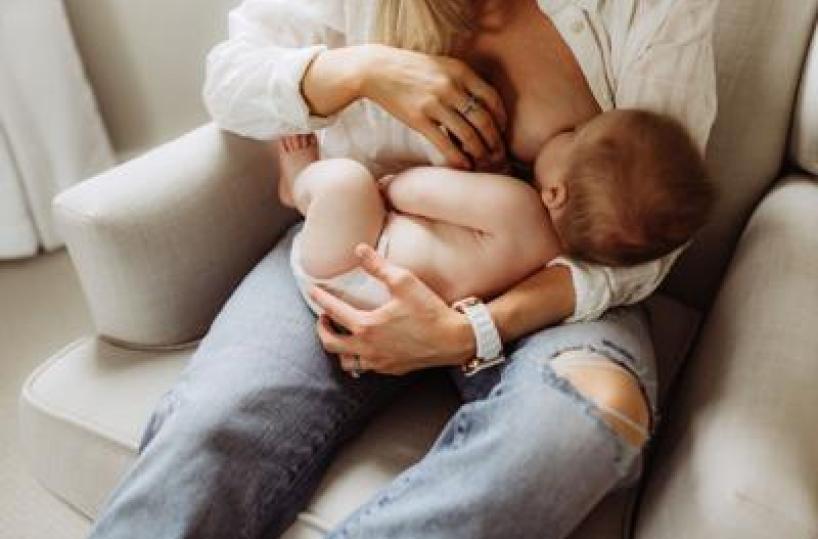 Tumori, studi Ieo: allattare al seno dopo malattia è sicuro per bebè e mamma