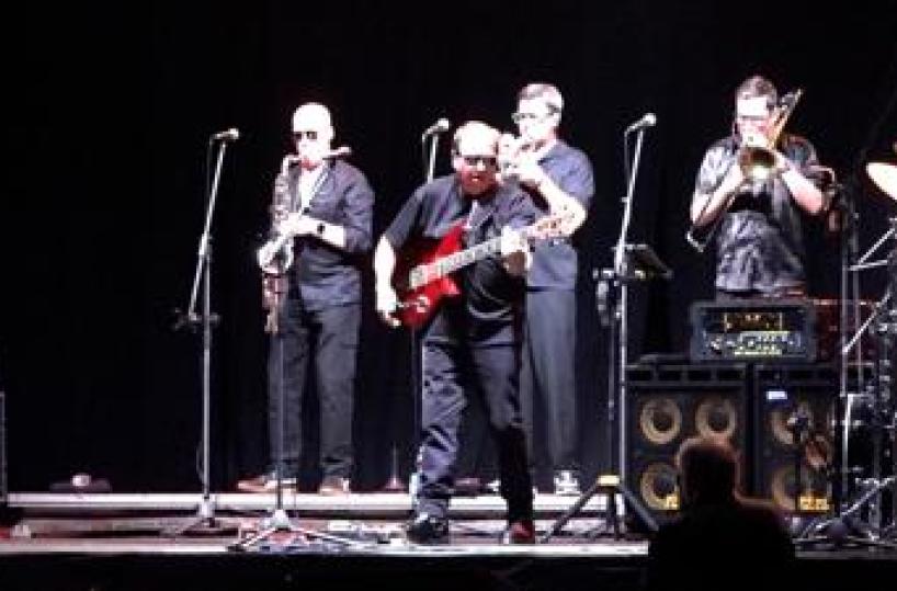 Pisa celebra la musica con i Level 42: concerto sold-out e messaggio di pace