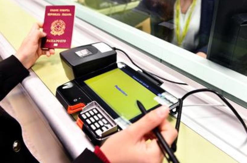Poste Italiane, tagliato il traguardo dei 100.000 passaporti erogati