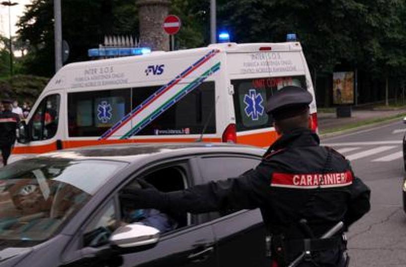 Milano, donna accoltellata a volto e collo: è gravissima. Si cerca ex marito