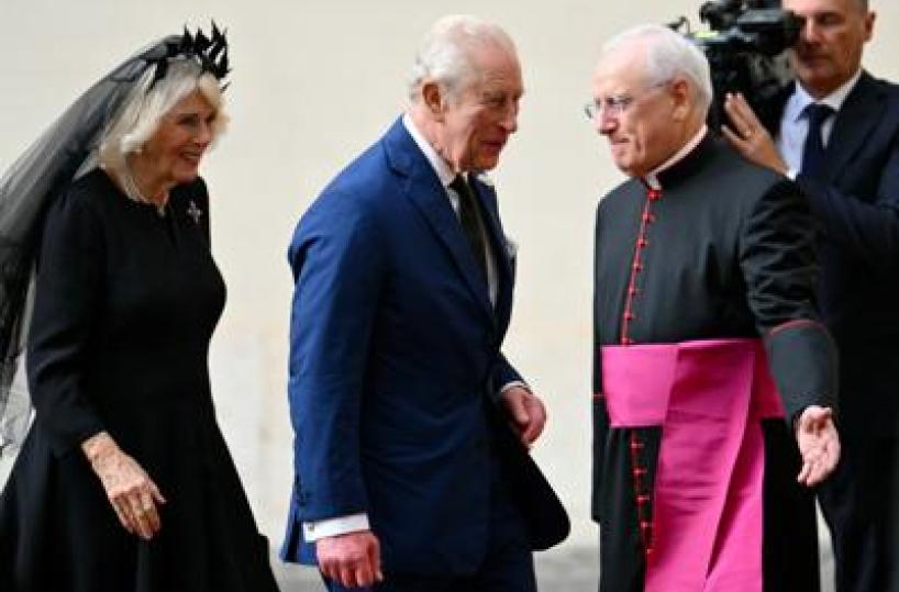 Carlo e Camilla arrivati in Vaticano, sono i primi reali britannici a pregare con un Papa