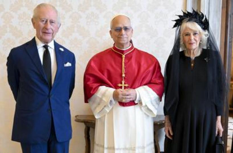 Carlo e Camilla incontrano Leone XIV in Vaticano, sono i primi reali britannici a pregare con un Papa