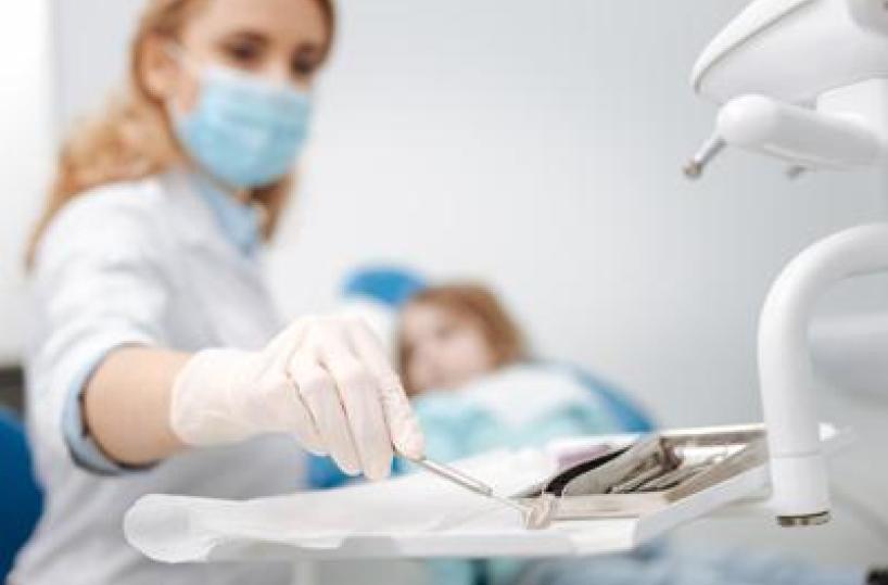 Parodontite, da staminali e gel bio ricrescita osso e gengive: così si tagliano i tempi per gli impianti dentali
