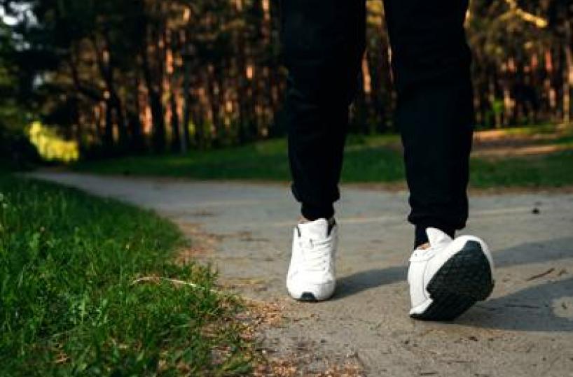 Il numero dei passi non conta: ecco cosa davvero fa la differenza per la tua salute