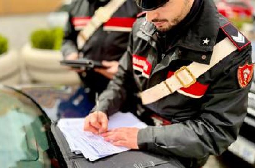 Roma, 14enne alla guida di auto a noleggio rubata: non si ferma all'alt e provoca incidente