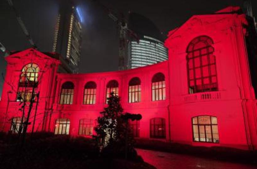 Violenza su donne, Fondazione Fiera Milano illumina di rosso sede Palazzina degli Orafi