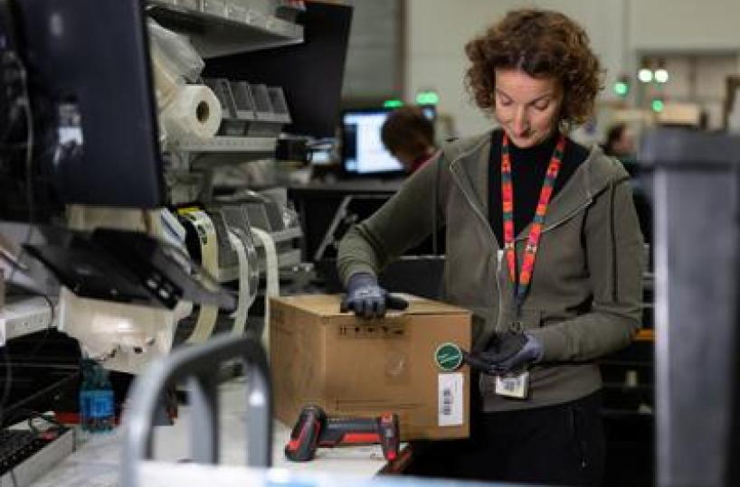 Amazon trasforma centro di distribuzione di Castel San Giovanni nel primo centro resi d’Italia