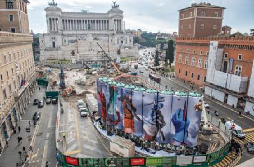 Roma, al cantiere di piazza Venezia la terza opera di 'Murales'