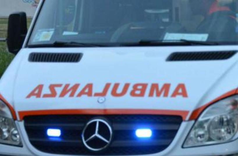 Entrano in una fabbrica abbandonata di Torino, giovane precipita da 10 metri: è grave