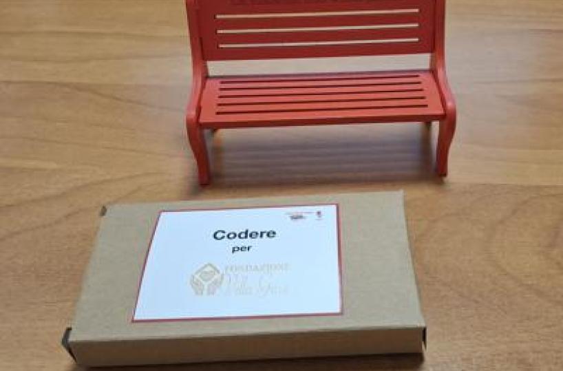 Violenza sulle donne, 'Piccola Panchina Rossa' da scrivania: il regalo per sostenere la speranza