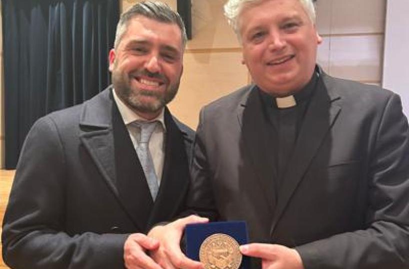 Ail Padova, a don Marco Brusutti il sigillo della città per l'impegno umanitario