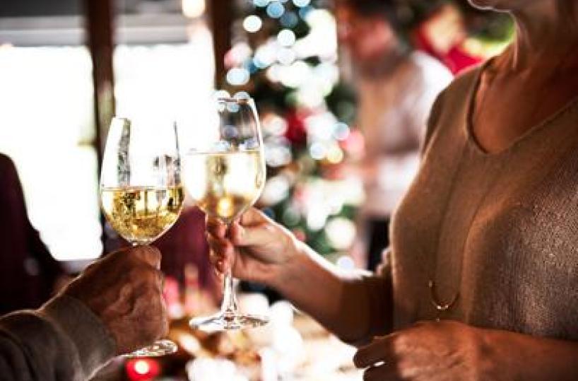 Da brindisi a dopocena, l'alcol minaccia il Natale: a rischio fegato e cervello