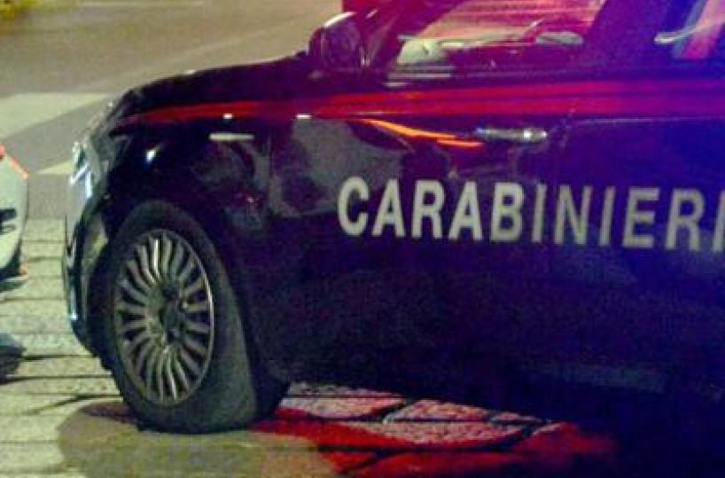 Napoli, colpito da proiettile vagante mentre passeggia con la compagna