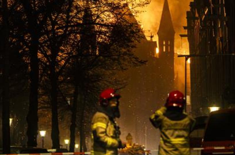 Brucia chiesa in centro ad Amsterdam, crolla il campanile