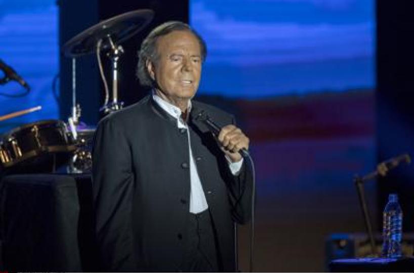 Julio Iglesias accusato di violenza sessuale da due sue ex dipendenti