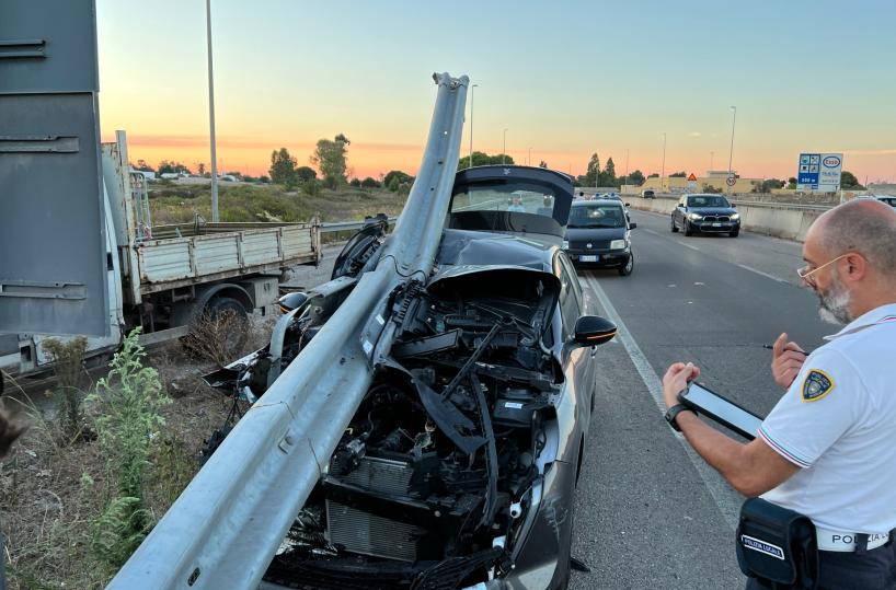 Lecce, auto infilzata dal guardrail della tangenziale: due feriti