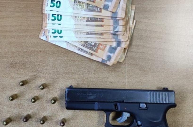 Taranto, una pistola nella fioriera e in casa una bomba artigianale: preso