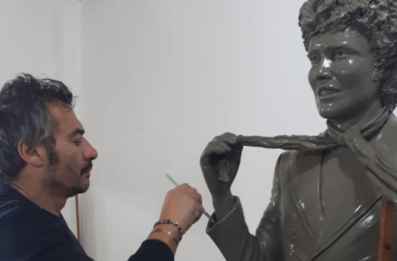 Una statua fa rivivere il mito di Lucio Battisti a Torre Squillace