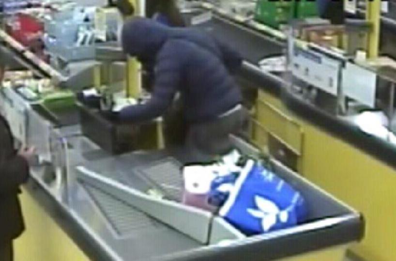 Assalto in supermercato a Brindisi, rapinatori sparano in aria