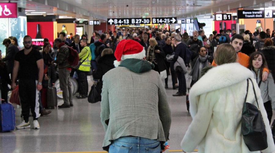 Voli alle stelle per tornare in Puglia per Natale: «Costretti a viaggi di 18 ore per risparmiare, conviene di più lo scalo all'estero»