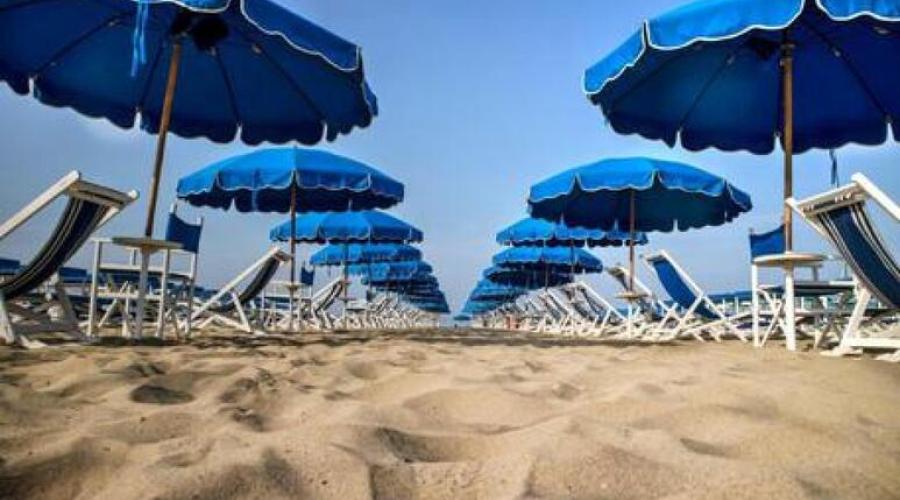 Carissima spiaggia ma quanto costi? Ecco i prezzi, tra listini bloccati e superlusso in Puglia e Basilicata