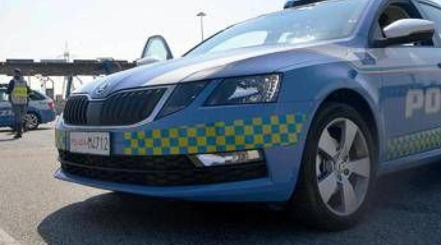 Assalto a 2 portavalori con esplosivo, semiautomatiche e chiodi. A14 chiusa tra Loreto e Civitanova Assalto a 2 portavalori con esplosivo, semiautomatiche e chiodi. A14 chiusa tra Loreto e Civitanova