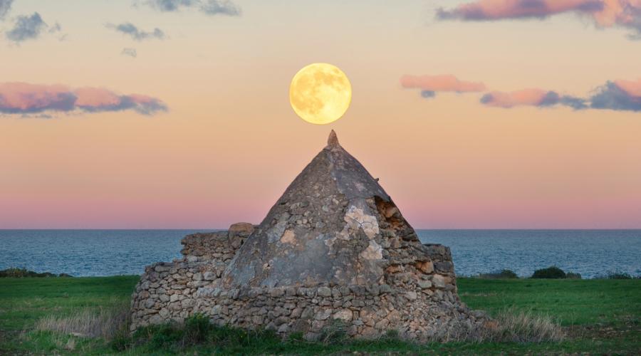 La Luna del Castoro incanta la Puglia: gli scatti mozzafiato da Castel del Monte a Polignano