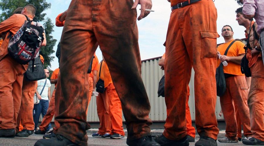 La fabbrica cade a pezzi e gli operai stanno peggio