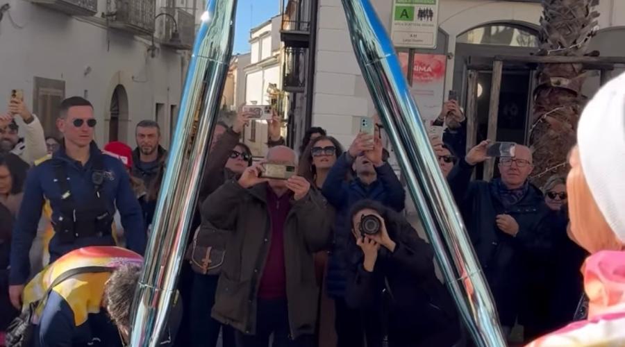 La fiamma olimpica attraversa Melfi in viaggio verso Milano-Cortina 2026