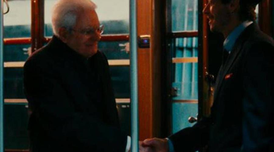 Milano Cortina 2026, sorpresa a San Siro per le Olimpiadi invernali: Mattarella arriva su un tram guidato da Valentino Rossi