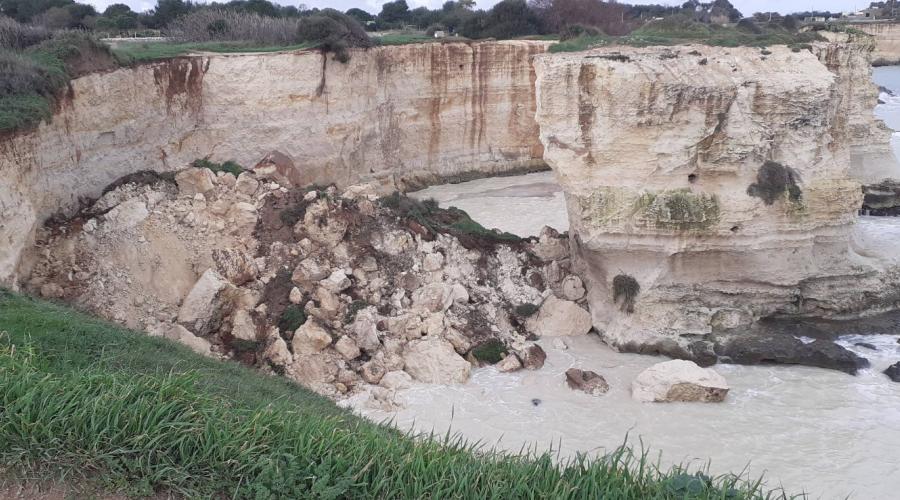 La nostra costa si sbriciola davanti alla furia del mare e perde la memoria dei luoghi