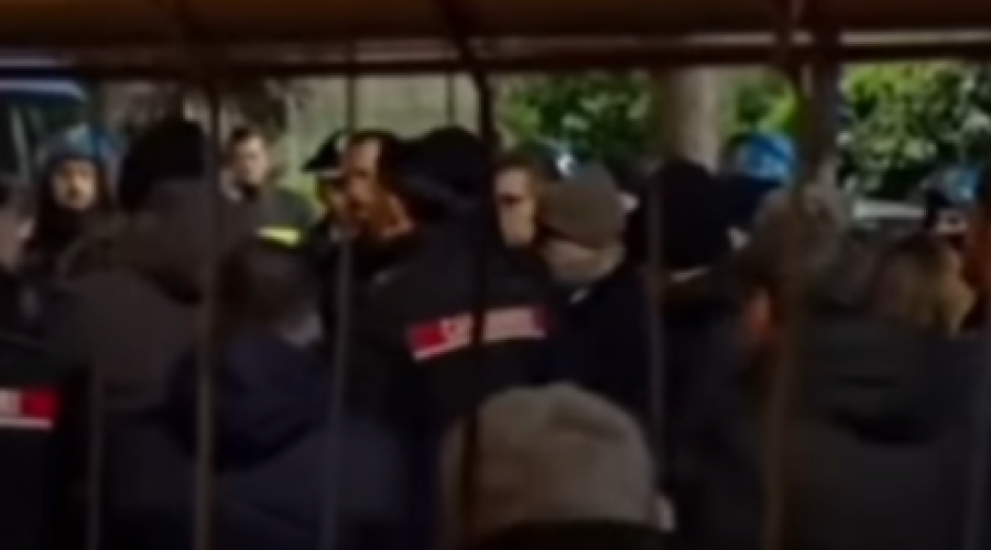 Bari, gli ultras contro tutti: &laquo;Chi non &egrave; adatto alla piazza pu&ograve; andare a quel paese. De Laurentiis dove &egrave;&raquo;