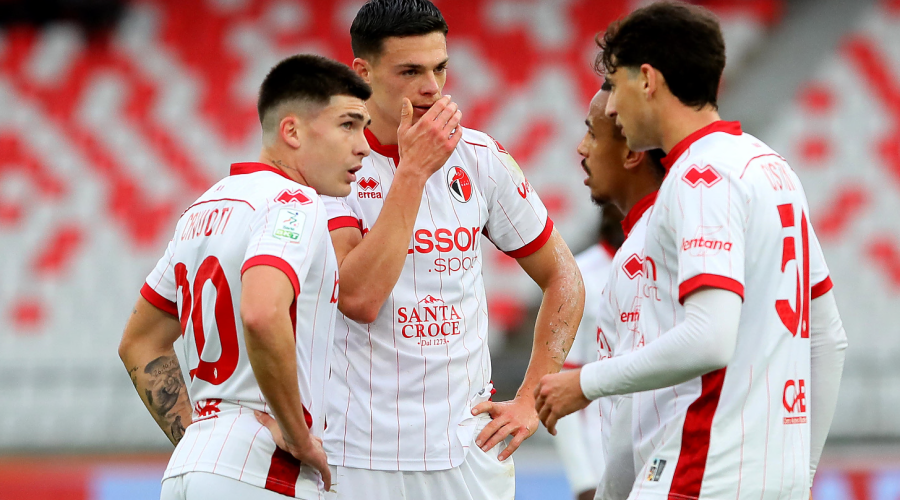 Il Bari sempre pi&ugrave; solo, vita grama al San Nicola: una delle fasi pi&ugrave; complicate di una storia lunga e tortuosa