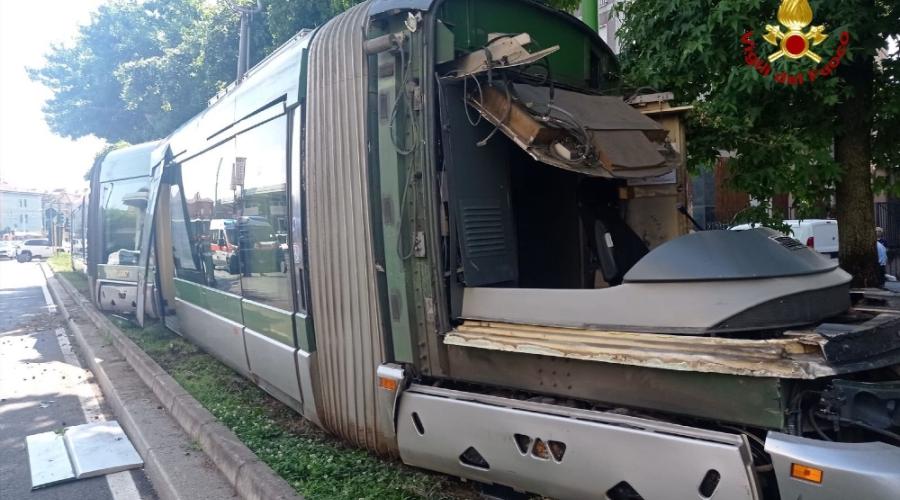 Tram deragliato a Milano si schianta su un palazzo: 1 morto e 1 ricoverato in codice rosso, 39 i feriti  VIDEO