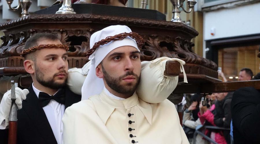 I ragazzi incappucciati che resistono a tutto e trasformano il tempo