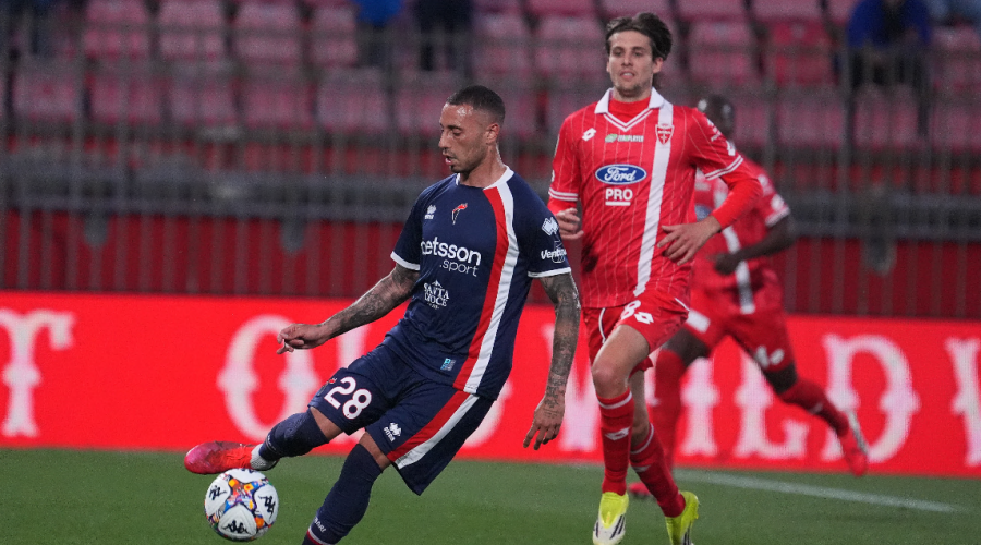 Fischio di inizio al San Nicola: il Bari insegue l&rsquo;impresa, Longo punta il Venezia