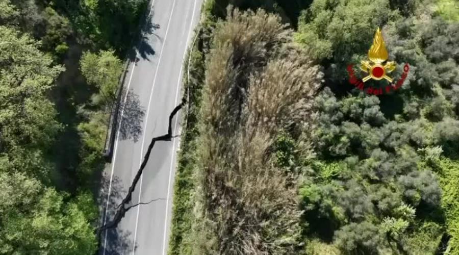 La frana di Petacciato vista dal drone, bloccata l'autostrada A14 con code fino a 13 chilometri e la ferrovia Adriatica VIDEO