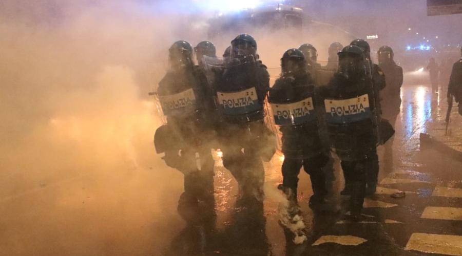 Milano Cortina 2026, cariche e idranti contro i manifestanti al corteo: 5 fermati