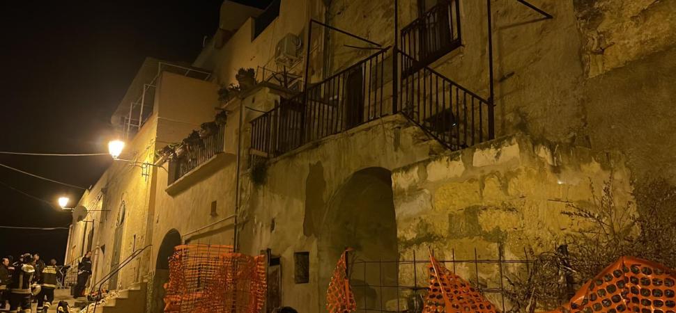 Crolla una palazzina a Canosa, estratti vivi dalle macerie i due residenti nell'abitazione
