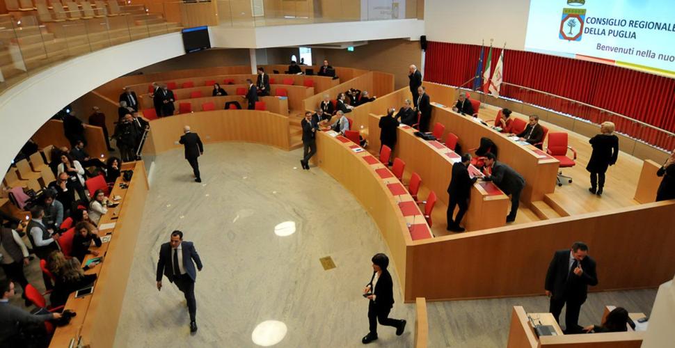 Consiglio Regionale Puglia, protesta su ddl omotransfobia: «Stop discrminazioni»